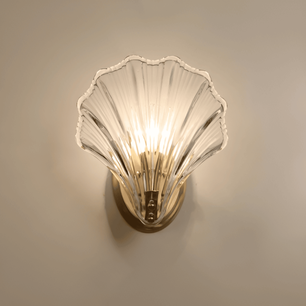 Applique murale minimaliste en verre et laiton, design moderne pour éclairage intérieur élégant.