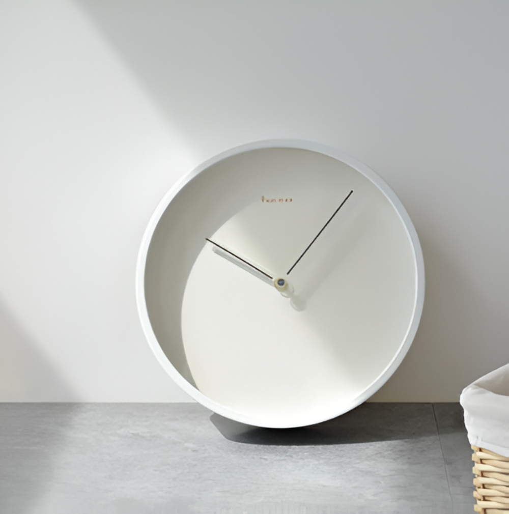 Horloge murale Chronelle minimaliste en métal noir, design élégant pour salon moderne et silencieux.
