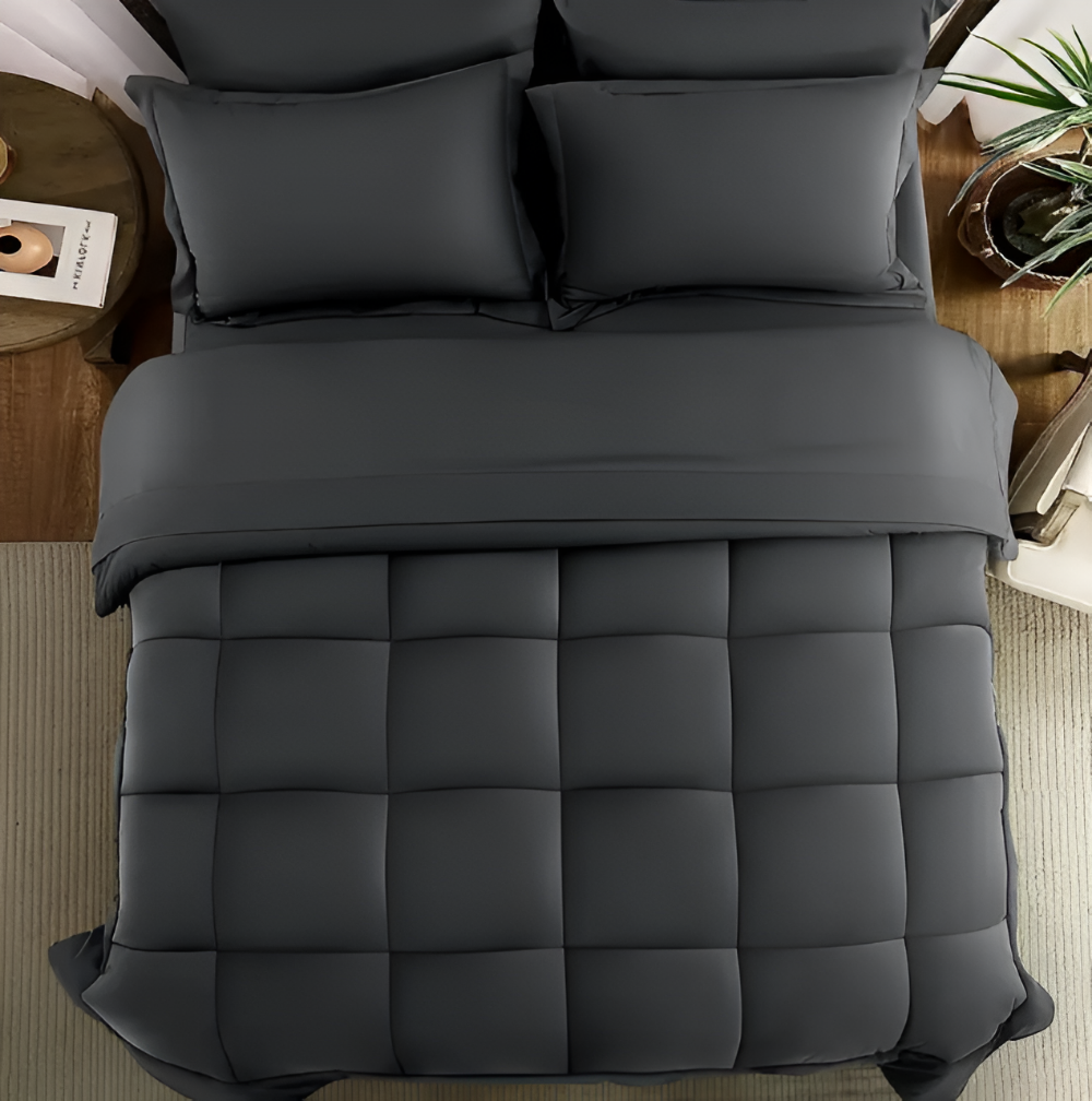 Couette unie en polyester bleu clair, design moderne et simple, idéale pour toute chambre.