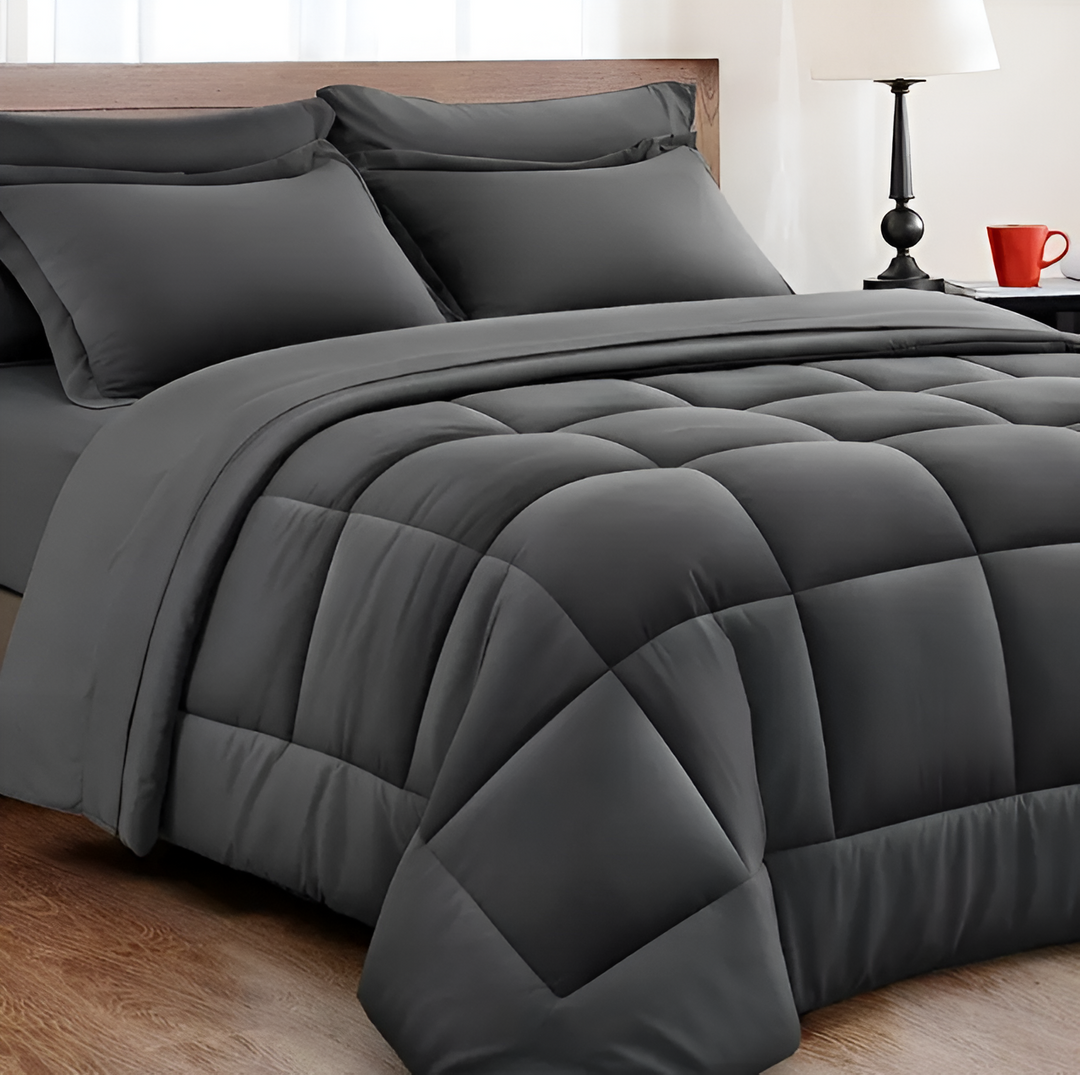 Gros plan sur la texture douce et unie de la couette en polyester, confort garanti pour votre lit.