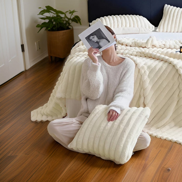 Couverture polaire luxueuse et douce, idéale pour le confort de la maison, le salon ou la chambre.