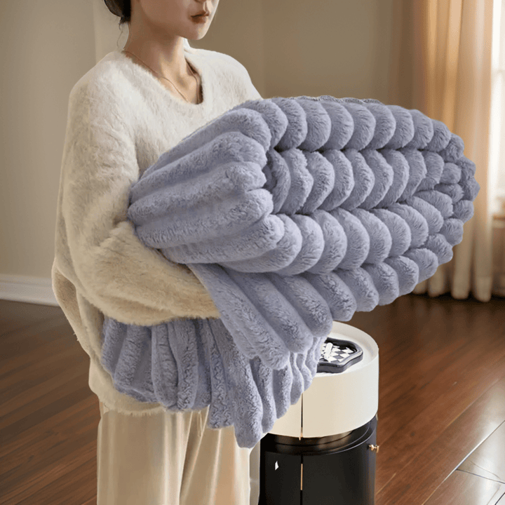 Plaid polaire élégant et chaud, parfait pour rehausser la décoration de votre salon ou chambre en hiver.