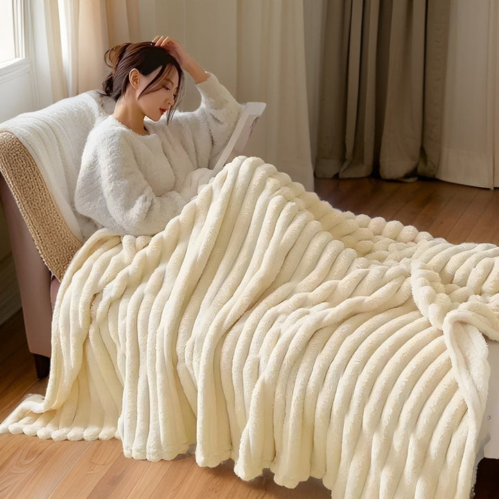Couverture douce et moelleuse en polaire pour un confort optimal, ajoutant une touche chaleureuse à la maison.