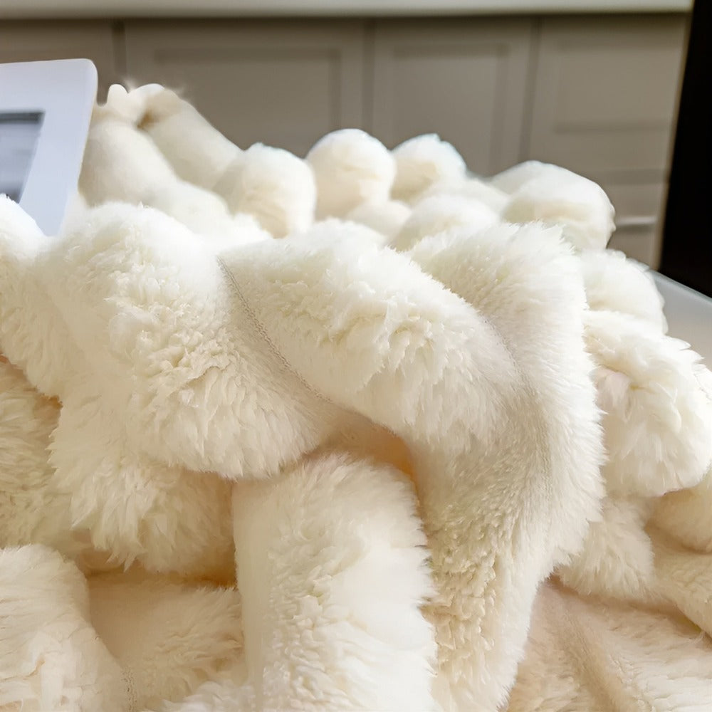 Plaid polaire chaud et douillet, parfait pour le cocooning hivernal et la décoration intérieure.