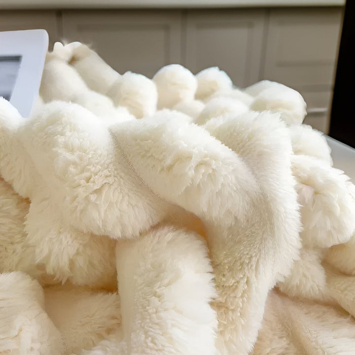 Plaid polaire chaud et douillet, parfait pour le cocooning hivernal et la décoration intérieure.