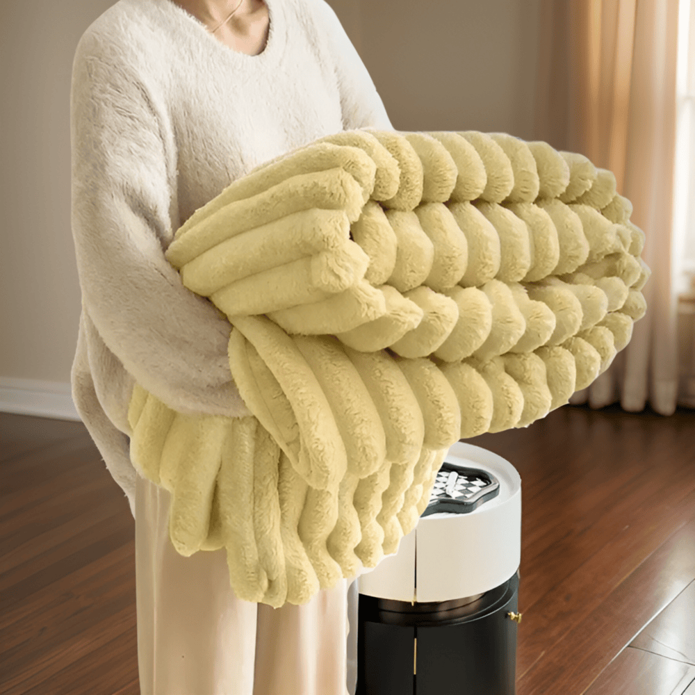 Couverture polaire luxueuse pour une chambre douillette, garantit chaleur et décoration élégante.