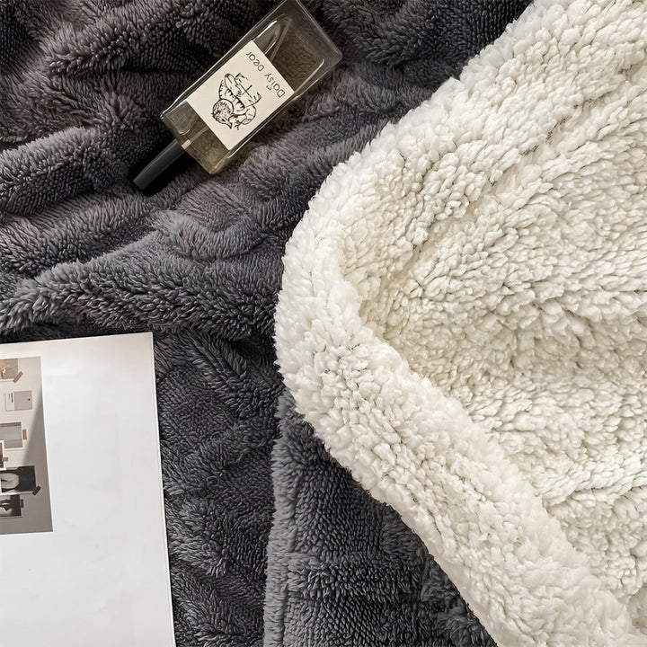 Plaid cosy réversible en polaire et fausse fourrure, beige, ajoutant douceur et chaleur au salon.