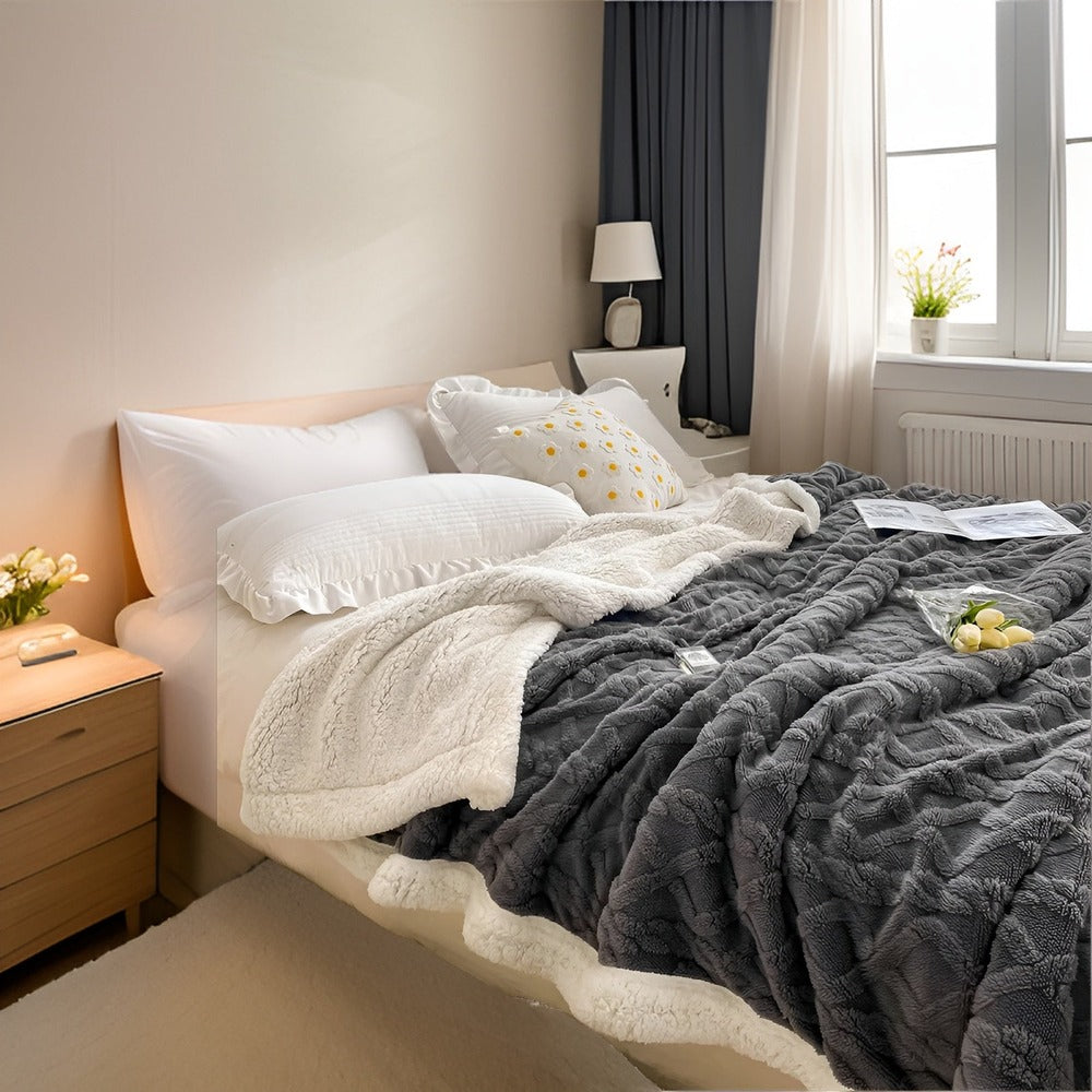 Plaid polaire réversible ultra doux, aspect peau de mouton, parfait pour les soirées froides.