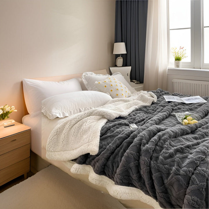 Plaid polaire réversible ultra doux, aspect peau de mouton, parfait pour les soirées froides.