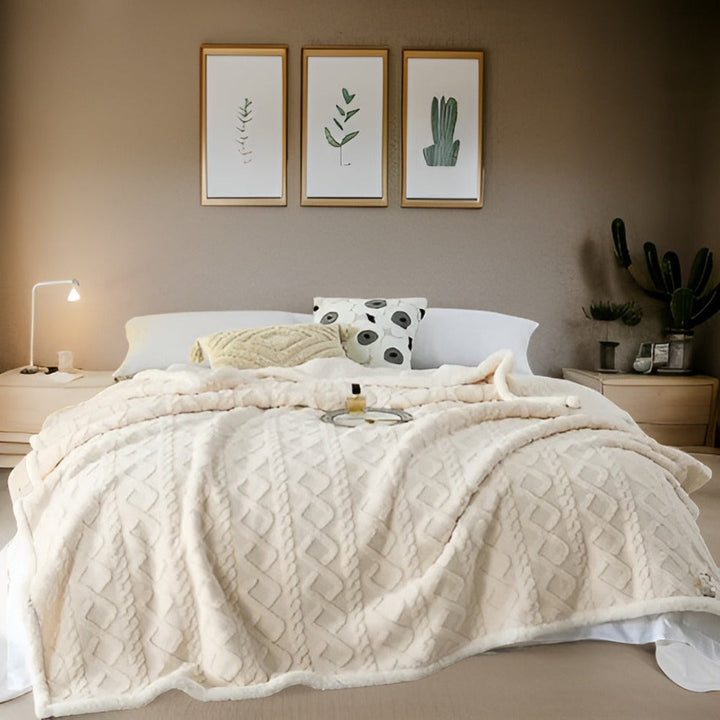 Grand plaid douillet réversible peau de mouton, couleur camel, pour une ambiance cosy et chaleureuse.
