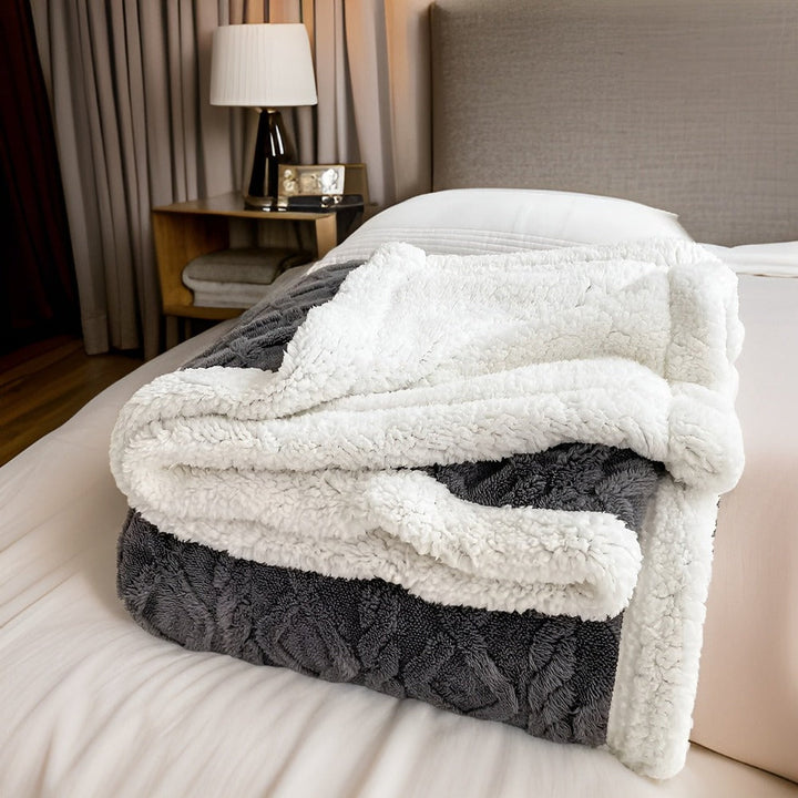 Plaid confortable réversible polaire et fausse peau de mouton, blanc pur, pour un hiver douillet.