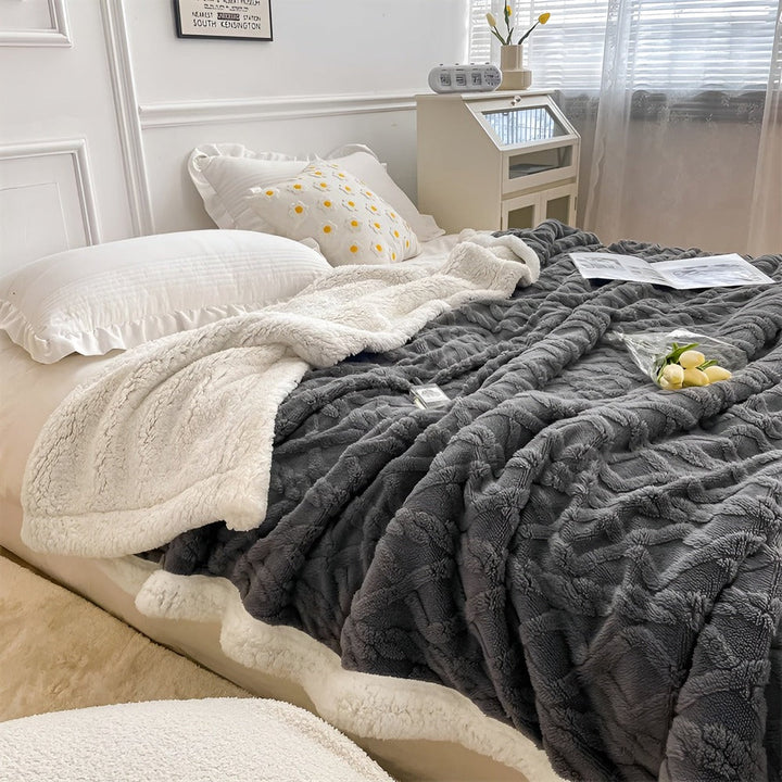 Grand plaid réversible et chaud, effet peau de mouton naturel, parfait pour une décoration hivernale.