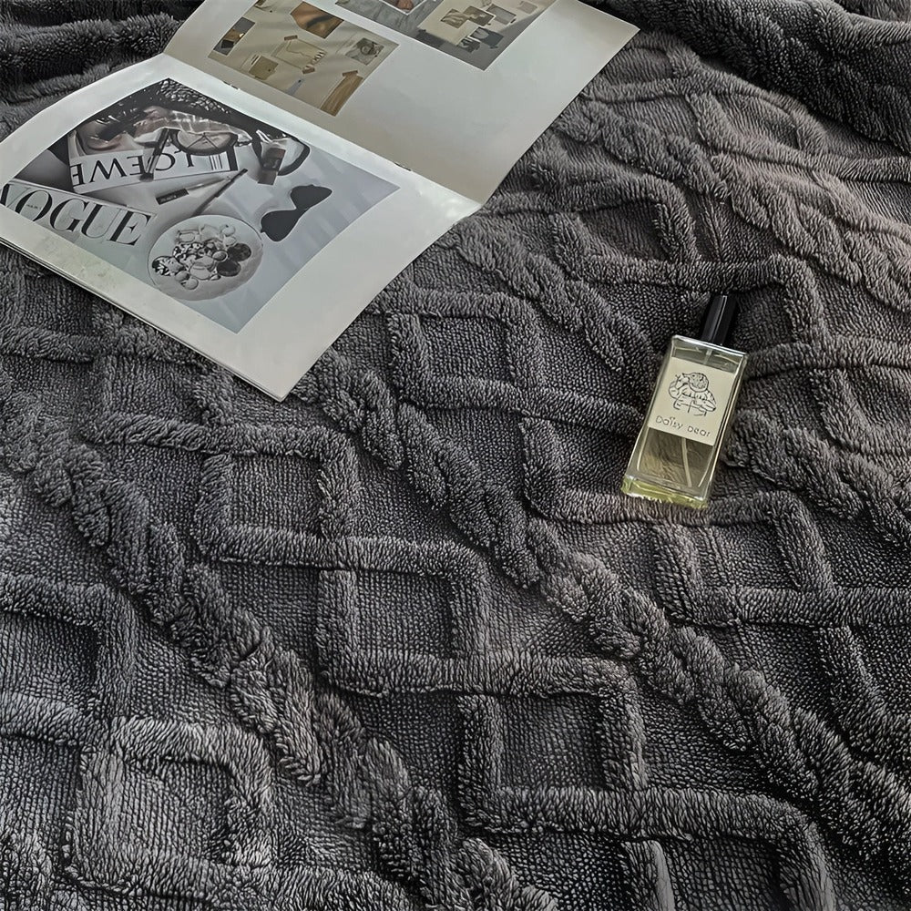 Couverture polaire douce réversible peau de mouton, gris foncé, idéale pour chambre ou canapé.