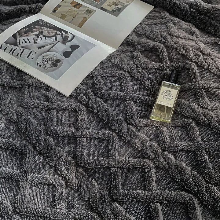 Couverture polaire douce réversible peau de mouton, gris foncé, idéale pour chambre ou canapé.