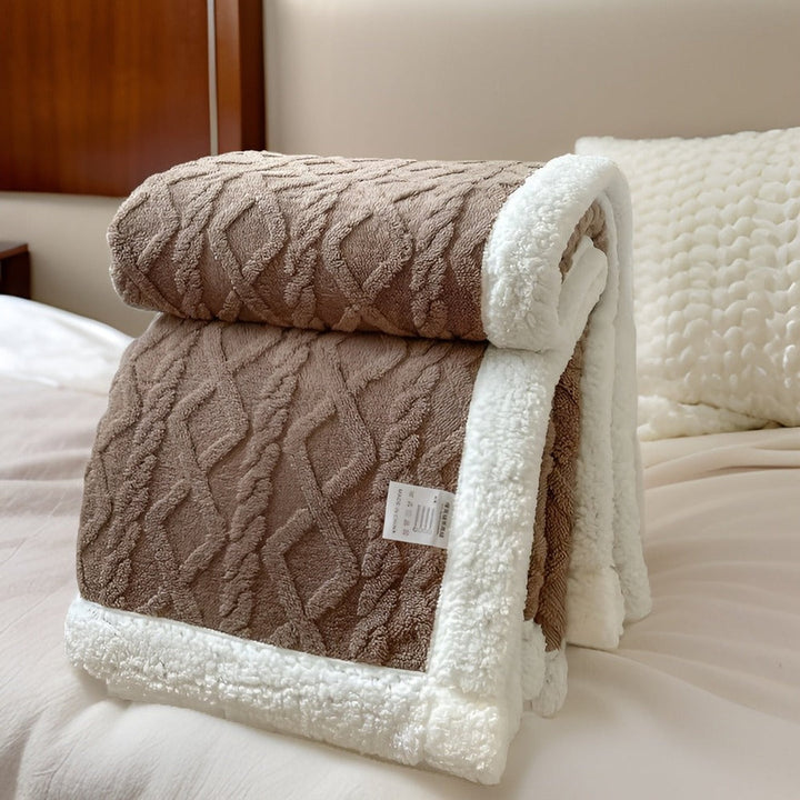 Plaid polaire chaud réversible, effet peau de mouton blanc, parfait pour se blottir au coin du feu.