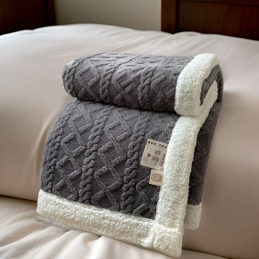 Plaid de luxe réversible en fausse fourrure et polaire, effet peau de mouton, confort ultime hivernal.