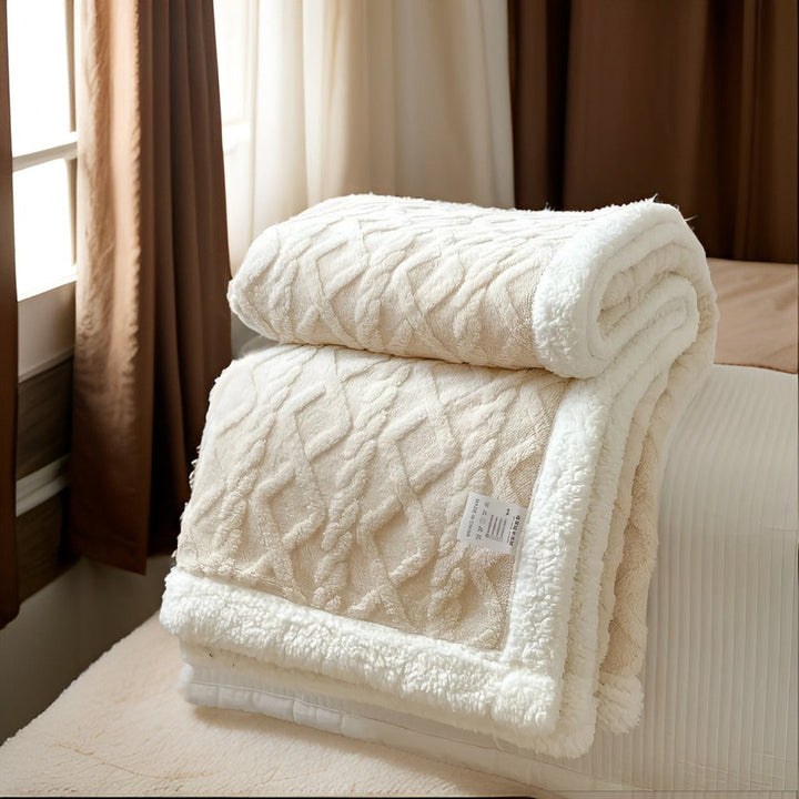 Plaid grand format réversible, chaud et moelleux, effet peau de mouton pour des moments cocooning.