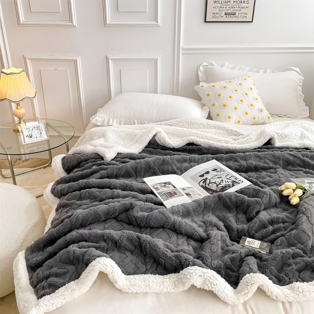 Plaid réversible douillet effet peau de mouton, blanc cassé pour chaleur hivernale cosy au salon.