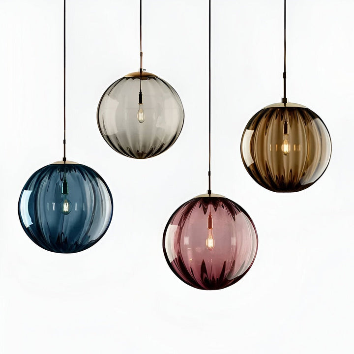 Lampe de salon moderne, globes en verre coloré, style nordique, éclairage doux, design intérieur.