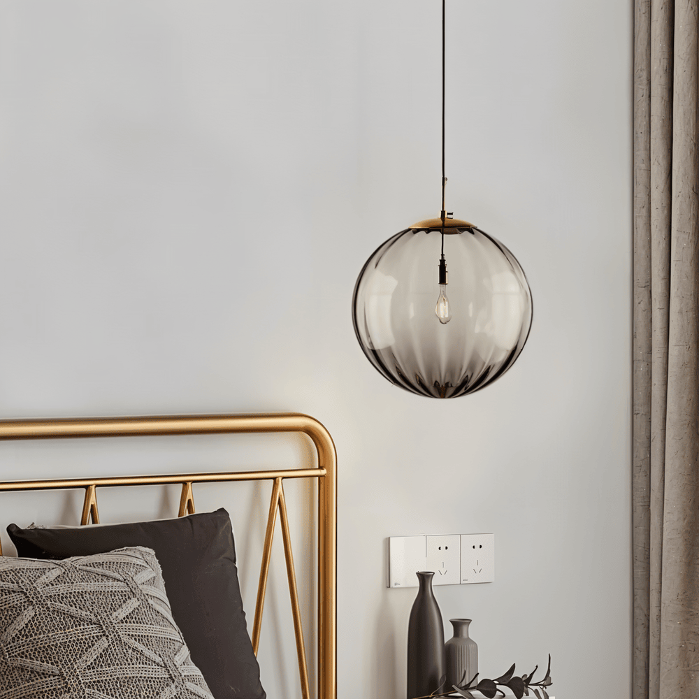 Lampe suspendue artistique, verre soufflé coloré, inspiration nordique, éclairage intérieur unique.