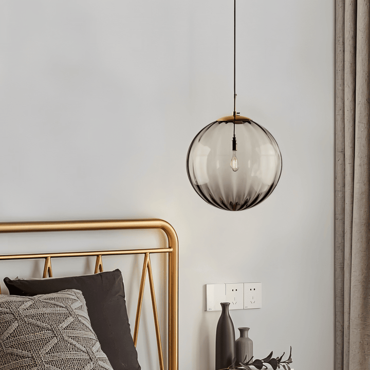 Lampe suspendue artistique, verre soufflé coloré, inspiration nordique, éclairage intérieur unique.