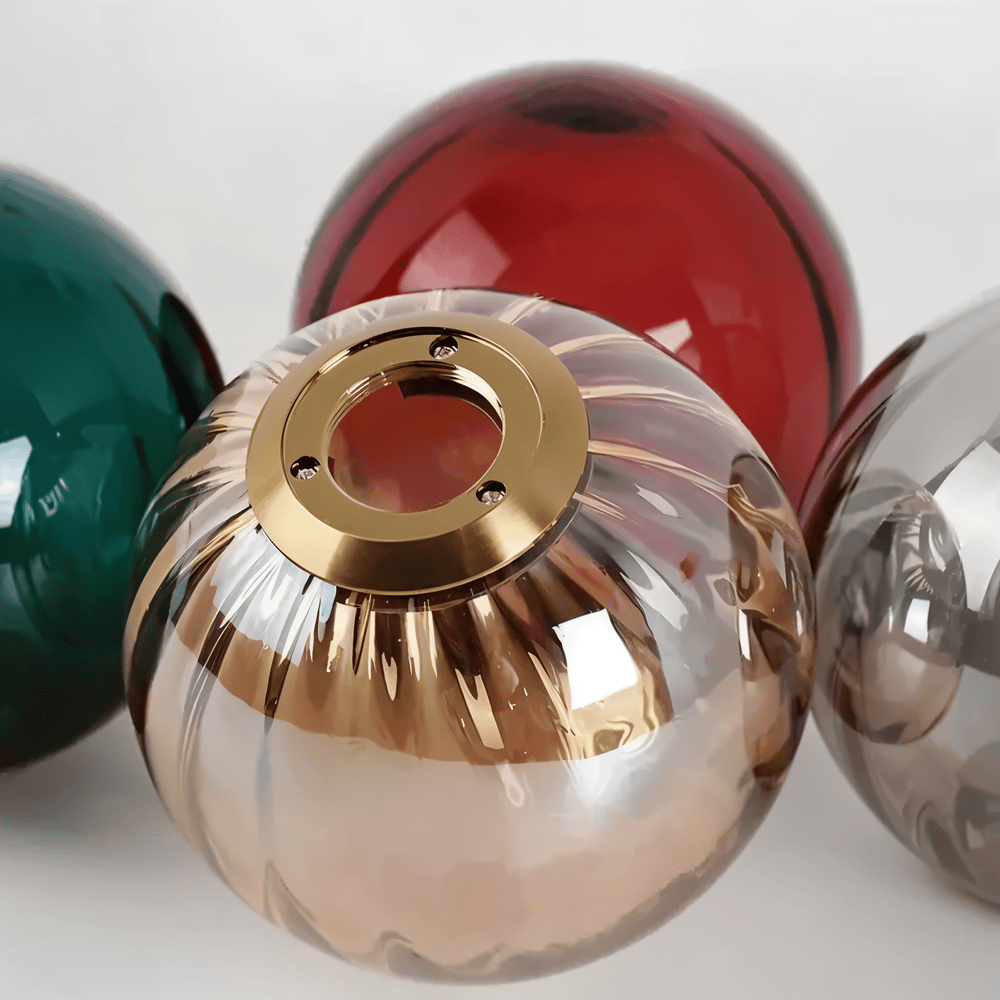 Luminaire plafond élégant, globes en verre multicolores, design scandinave, décoration stylée.