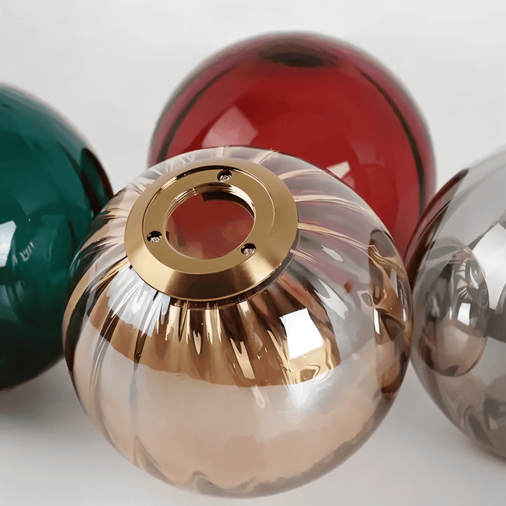 Luminaire plafond élégant, globes en verre multicolores, design scandinave, décoration stylée.