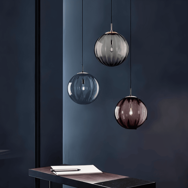 Design moderne, lampe suspendue nordique avec plusieurs globes en verre coloré, éclairage d'ambiance.