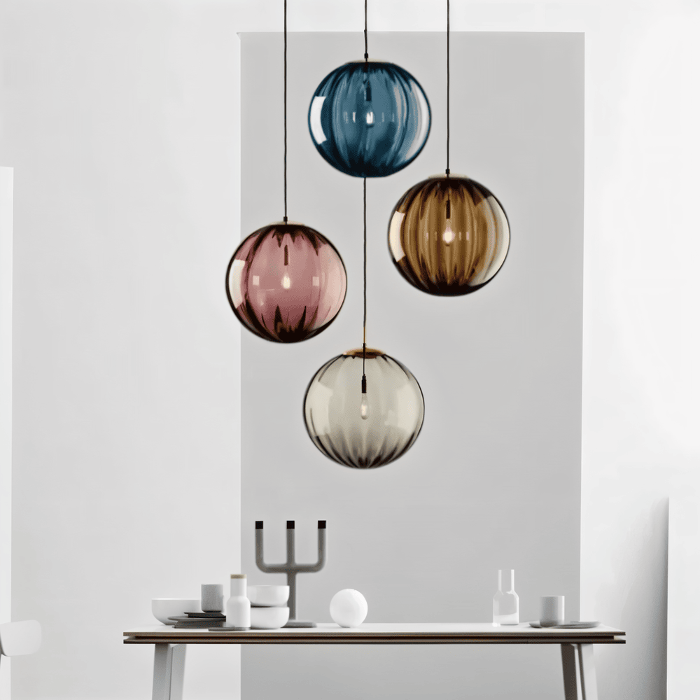Éclairage plafond scandinave, globes en verre teinté, ambiance moderne, design nordique chaleureux.