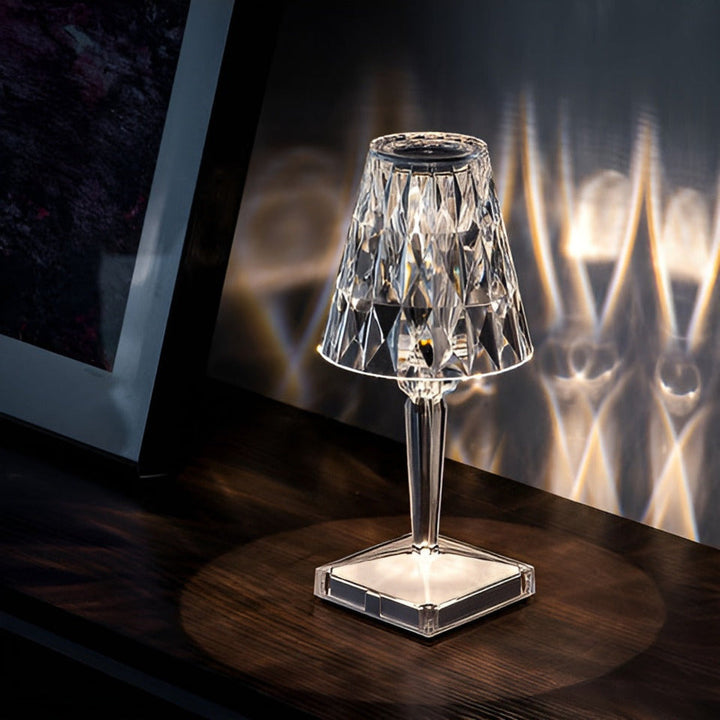 Lampe décorative LED avec projection de cristal, offre une lumière d'ambiance chaleureuse pour l'intérieur.