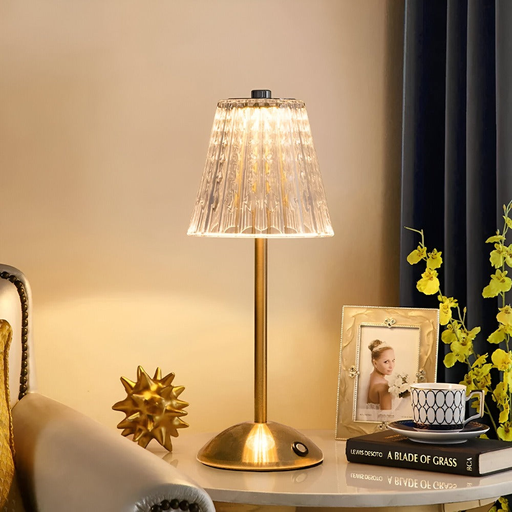 Lampe de table design vintage en métal, rechargeable. Idéale comme liseuse ou décoration chic.