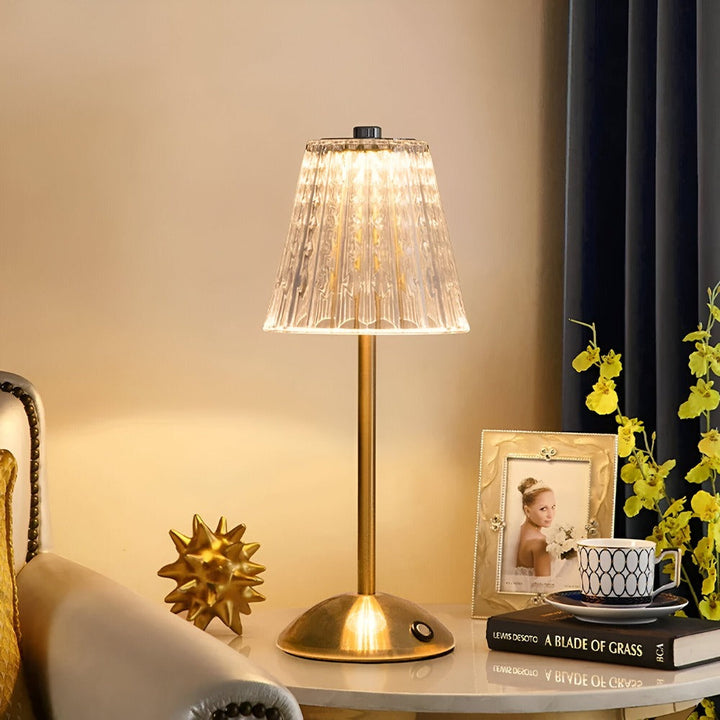Lampe de table design vintage en métal, rechargeable. Idéale comme liseuse ou décoration chic.