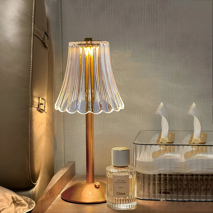 Lampe de lecture portable vintage. Rechargeable, parfaite pour la lecture au lit ou sur la terrasse.