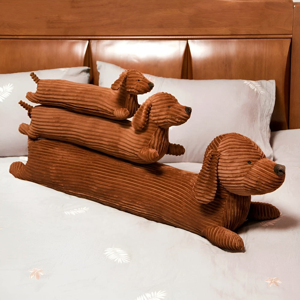 Coussin peluche teckel, doux et moelleux pour câlins, cadeau parfait pour enfant ou adulte.