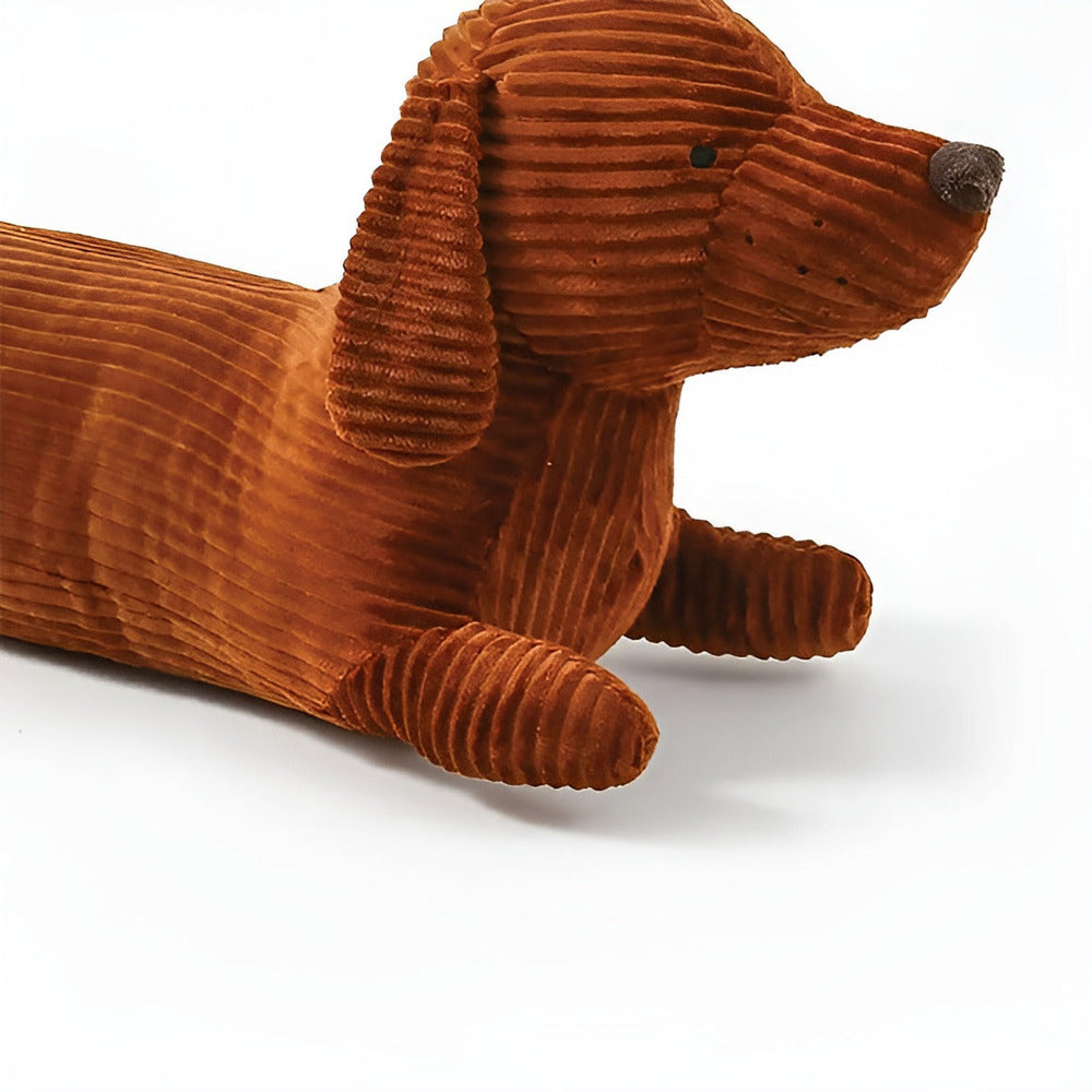 Peluche teckel marron et noir, coussin décoratif, jouet sécurisé et doux pour enfant.