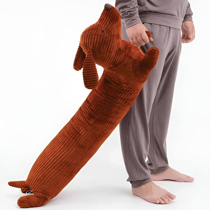 Coussin peluche teckel, cadeau d'anniversaire original et doux, pour tous les âges.