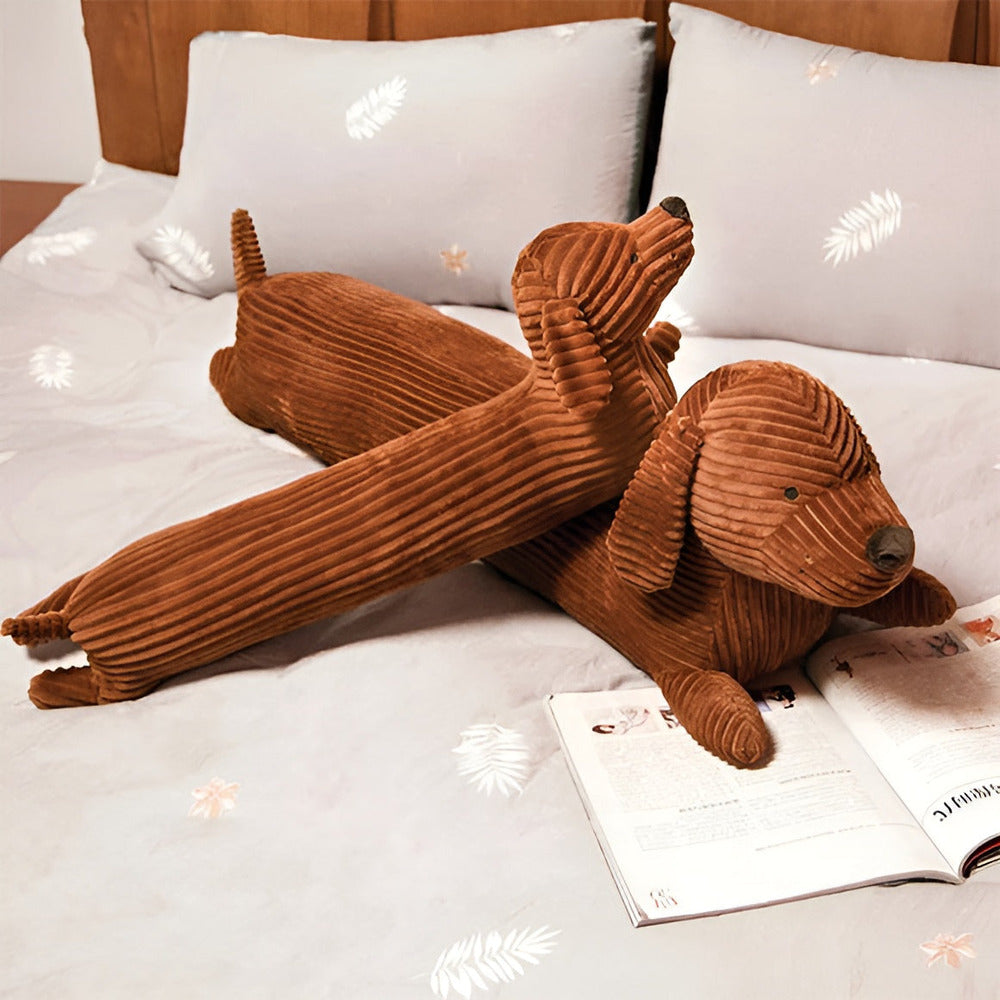 Peluche chien teckel réaliste, coussin décoratif pour chambre d'enfant ou salon cosy.