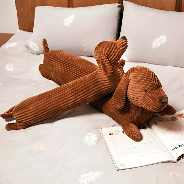 Peluche chien teckel réaliste, coussin décoratif pour chambre d'enfant ou salon cosy.