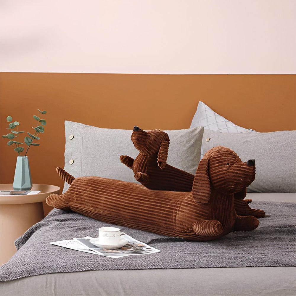 Teckel en peluche marron, coussin doux pour dormir ou se blottir, objet de décoration adorable.