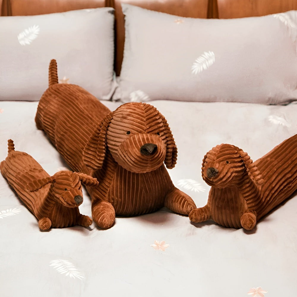 Jouet teckel en peluche ultra doux, coussin confortable pour lecture et sieste réparatrice.