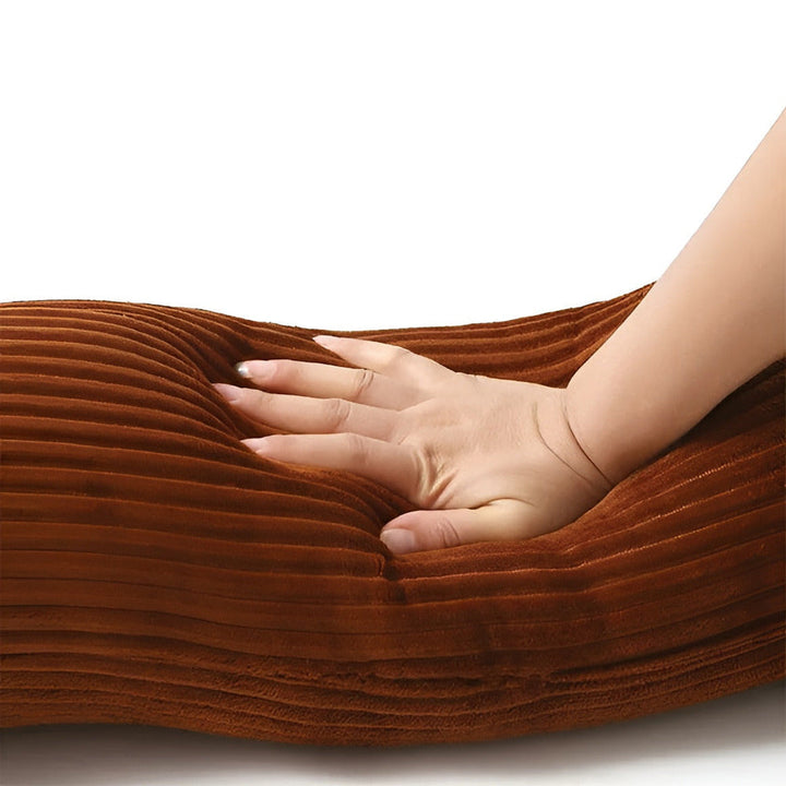 Teckel en peluche géant, coussin douillet pour canapé ou lit, ambiance chaleureuse et ludique.