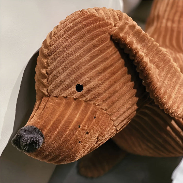 Peluche chien teckel, coussin câlin en coton, décoration chambre enfant et bébé confortable.