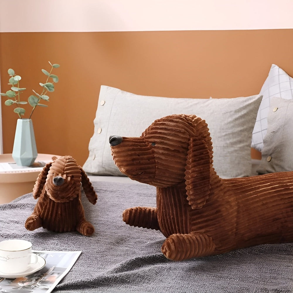 Adorale peluche teckel marron, coussin chien confortable en coton, jouet anti-stress douillet.