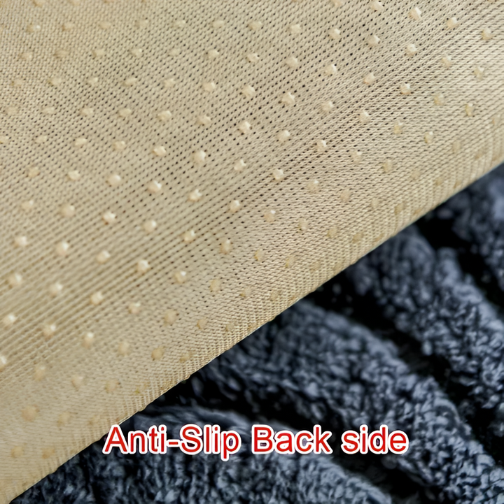 Protection de canapé en velours gris clair, antidérapante, pour un salon moderne et facile d'entretien.