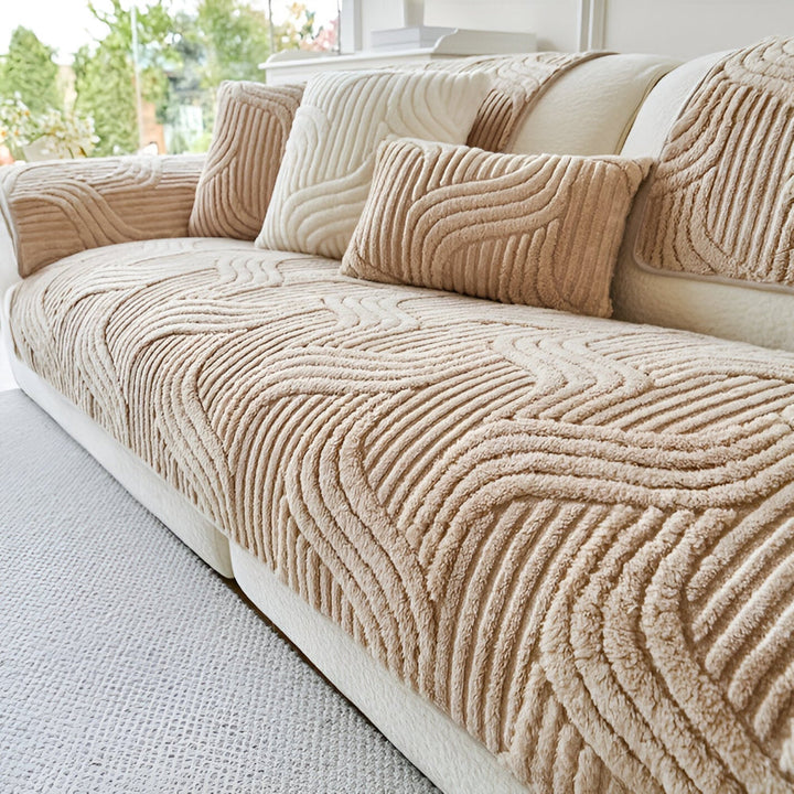 Housse de canapé en velours crème, antidérapante, douce et durable, idéale pour le salon familial.