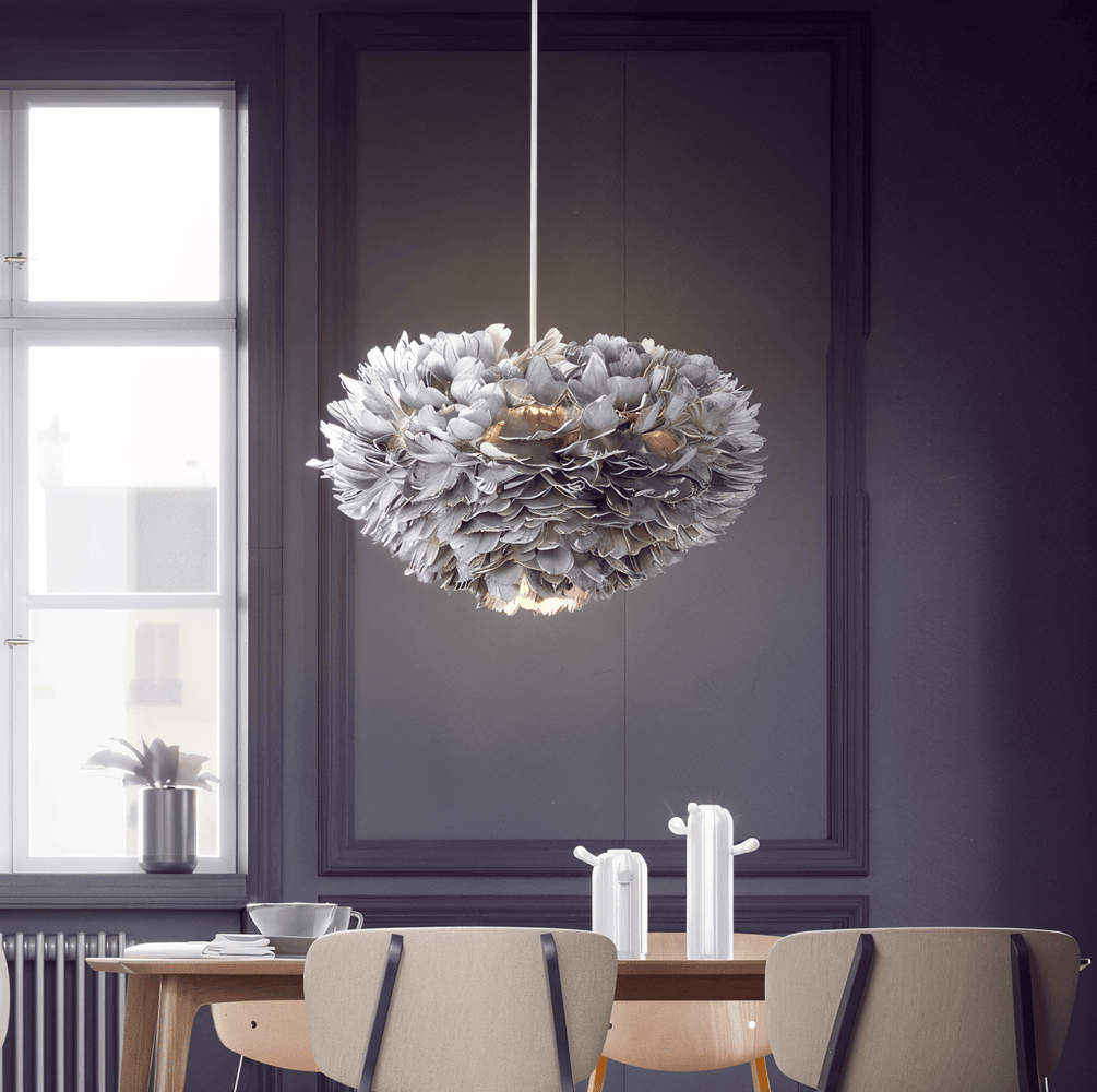 Lampe suspendue élégante, design scandinave moderne, éclairage d'ambiance doux et hauteur réglable.