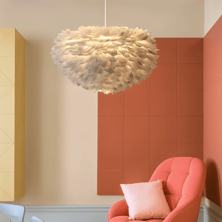 Suspension lumineuse de style scandinave, crée une ambiance chaleureuse avec sa lumière douce.