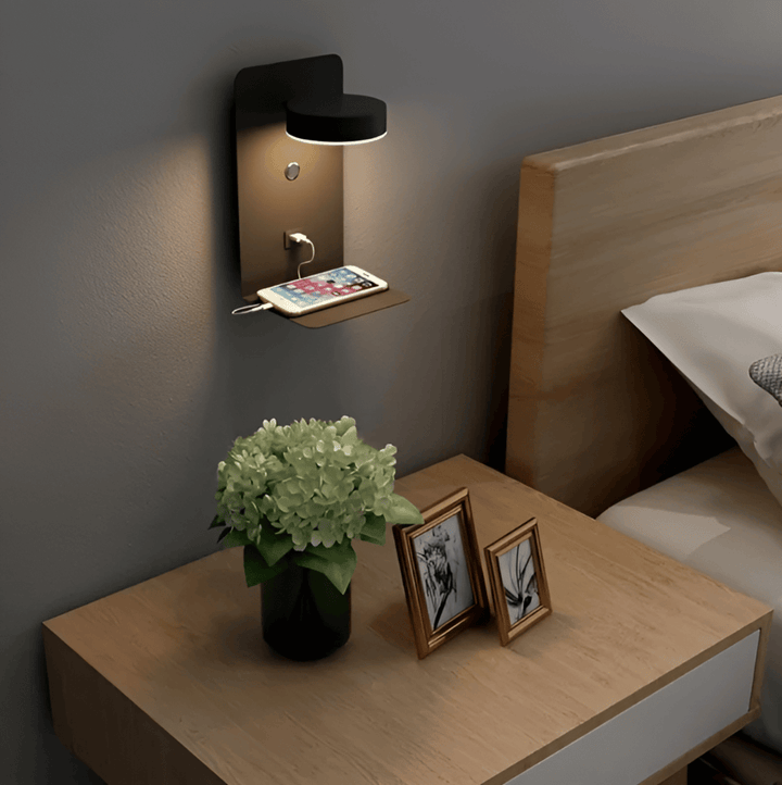 Éclairage mural LED dimmable pour chambre, avec étagère pour objets et chargeur USB, crée une ambiance douce.