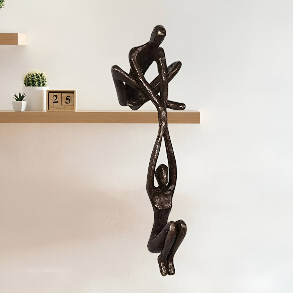 Sculpture moderne couple étreint, symbole d'amour éternel pour décoration de maison et salon.