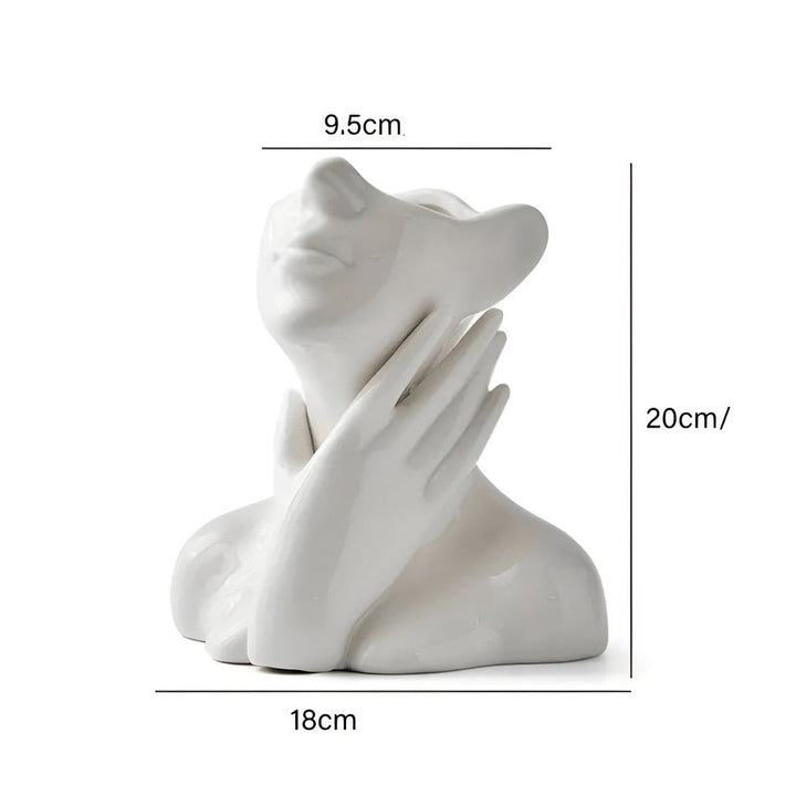 Décorez avec style : ce vase à visage humain est une sculpture moderne, rehaussant votre intérieur.